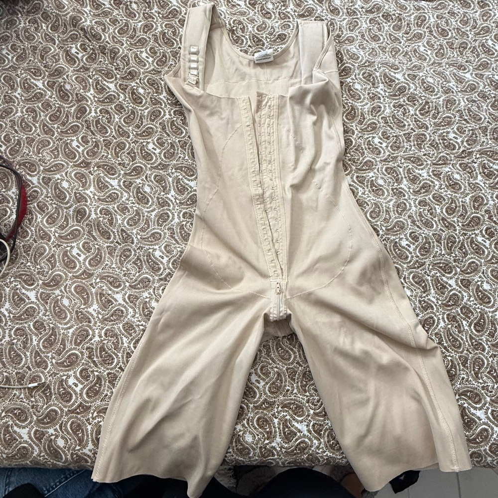 Elegant Cream Colombian